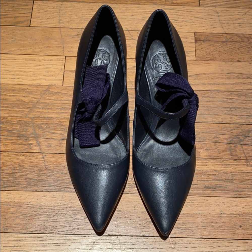 Tory Burch Navy Heels w/bow - Size 7.5